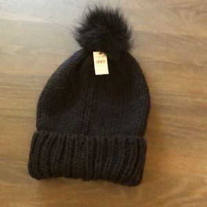New with tags black aerie Pom Pom hat